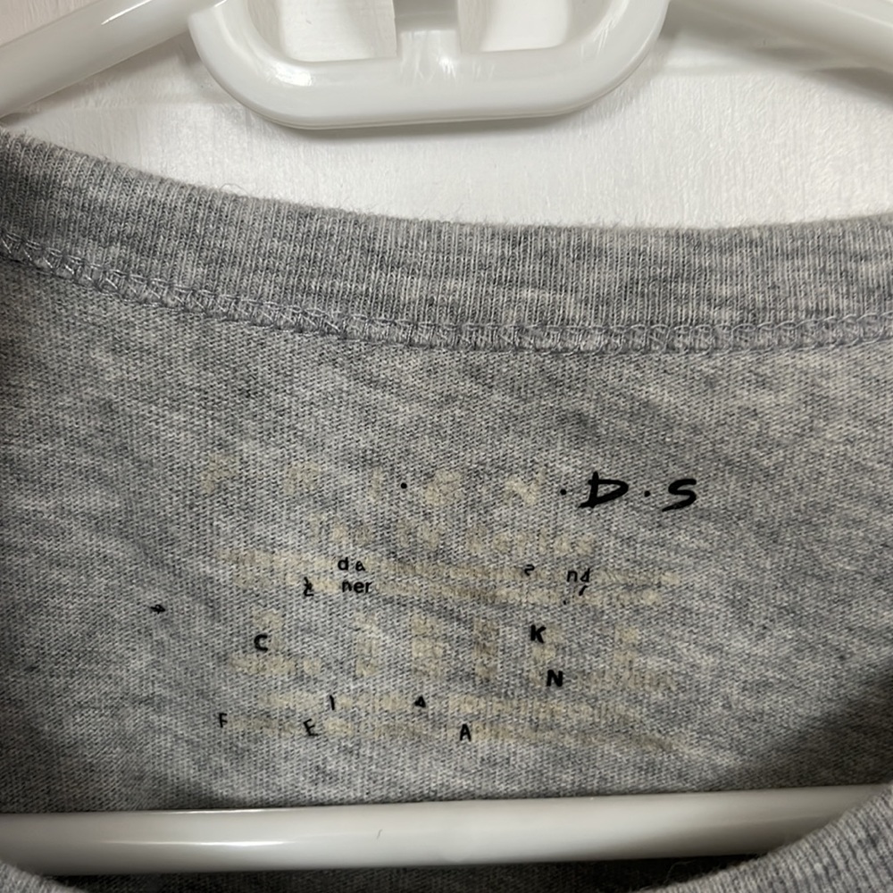 Embroidered FRIENDS cropped t shirt - Picture 3 of 3